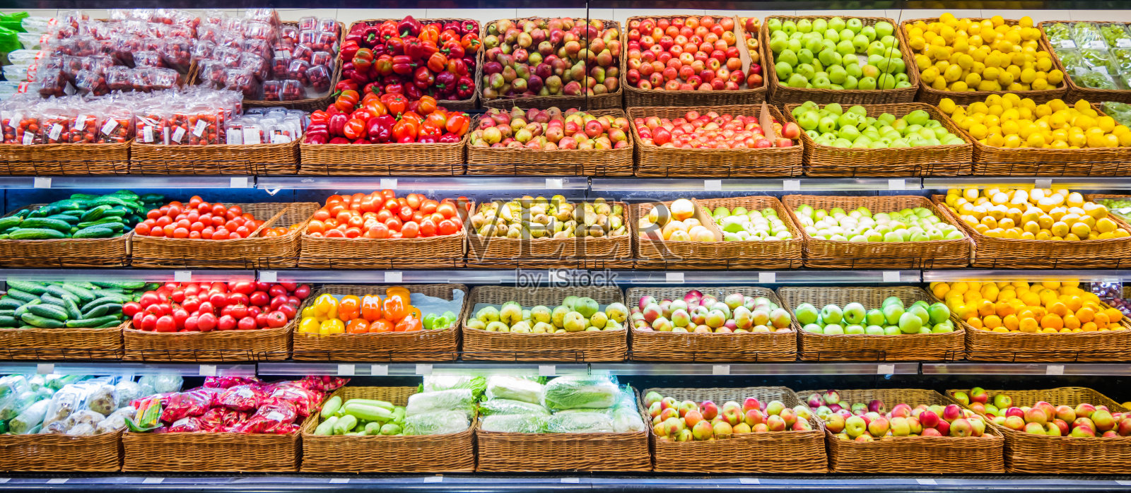 市场货架上的新鲜水果和蔬菜照片摄影图片
