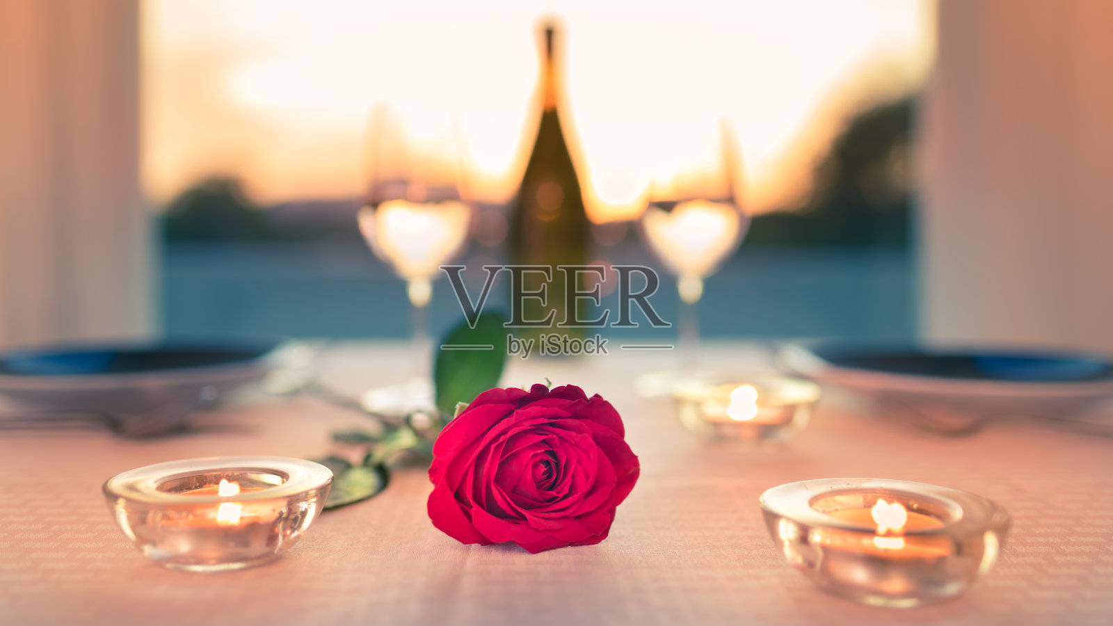 美丽的红玫瑰在浪漫豪华的设置照片摄影图片