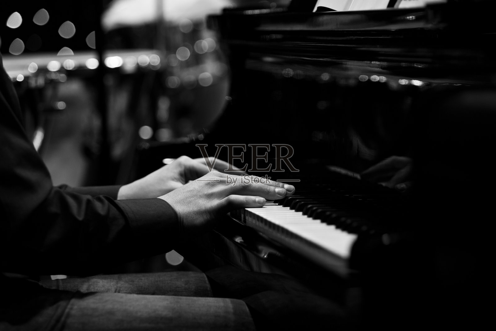 弹奏钢琴的音乐家的手照片摄影图片