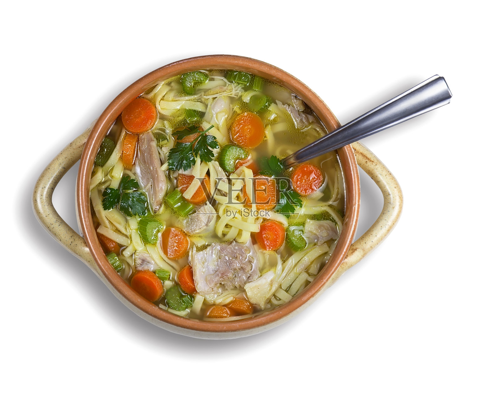 白底鸡汤，面条和蔬菜。照片摄影图片