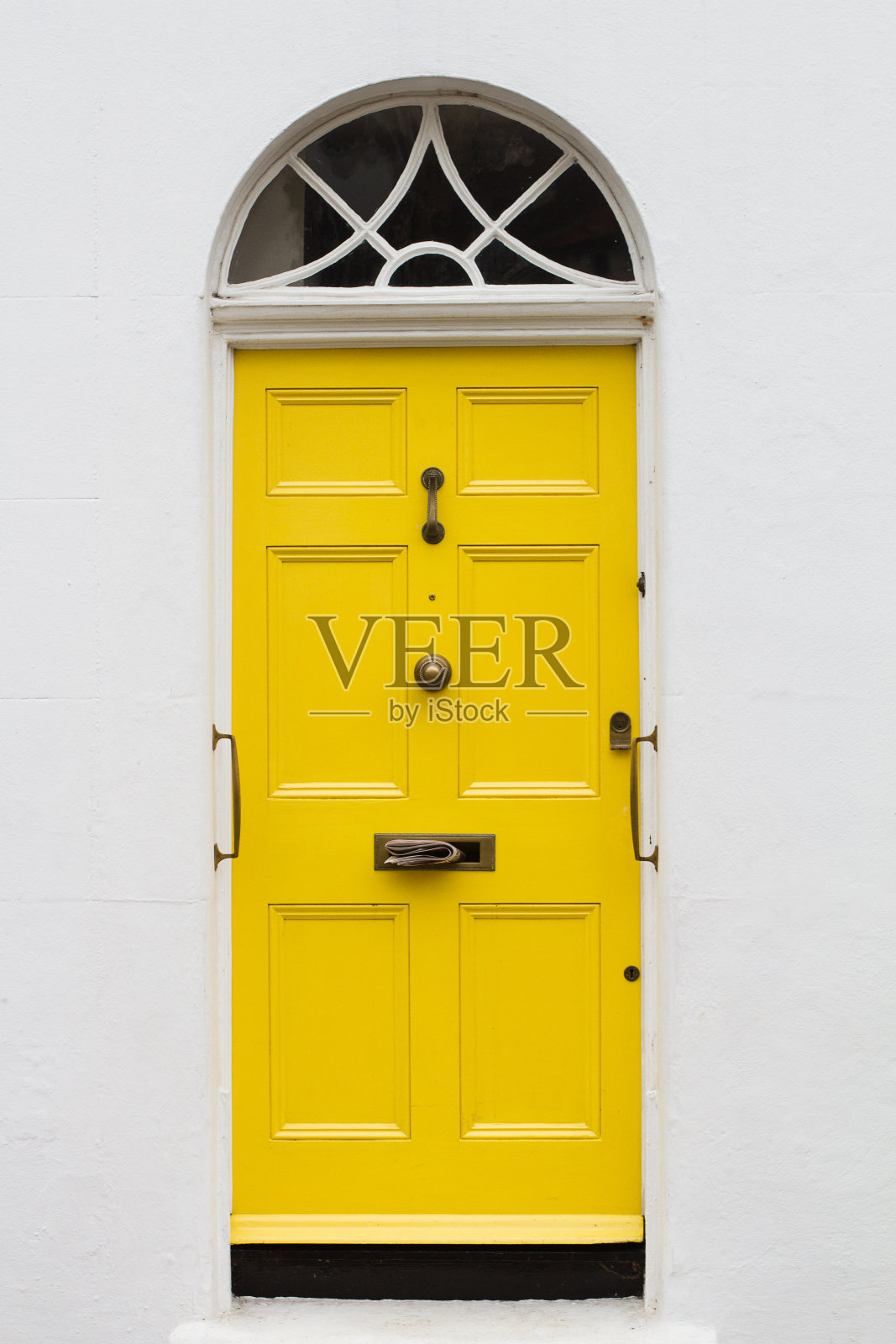 黄色优雅的住宅公寓门照片摄影图片