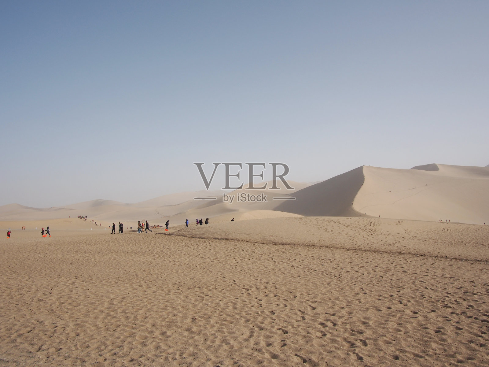 敦煌沙漠丝绸之路的一部分。在中国甘肃敦煌旅游。2013年10月14日照片摄影图片