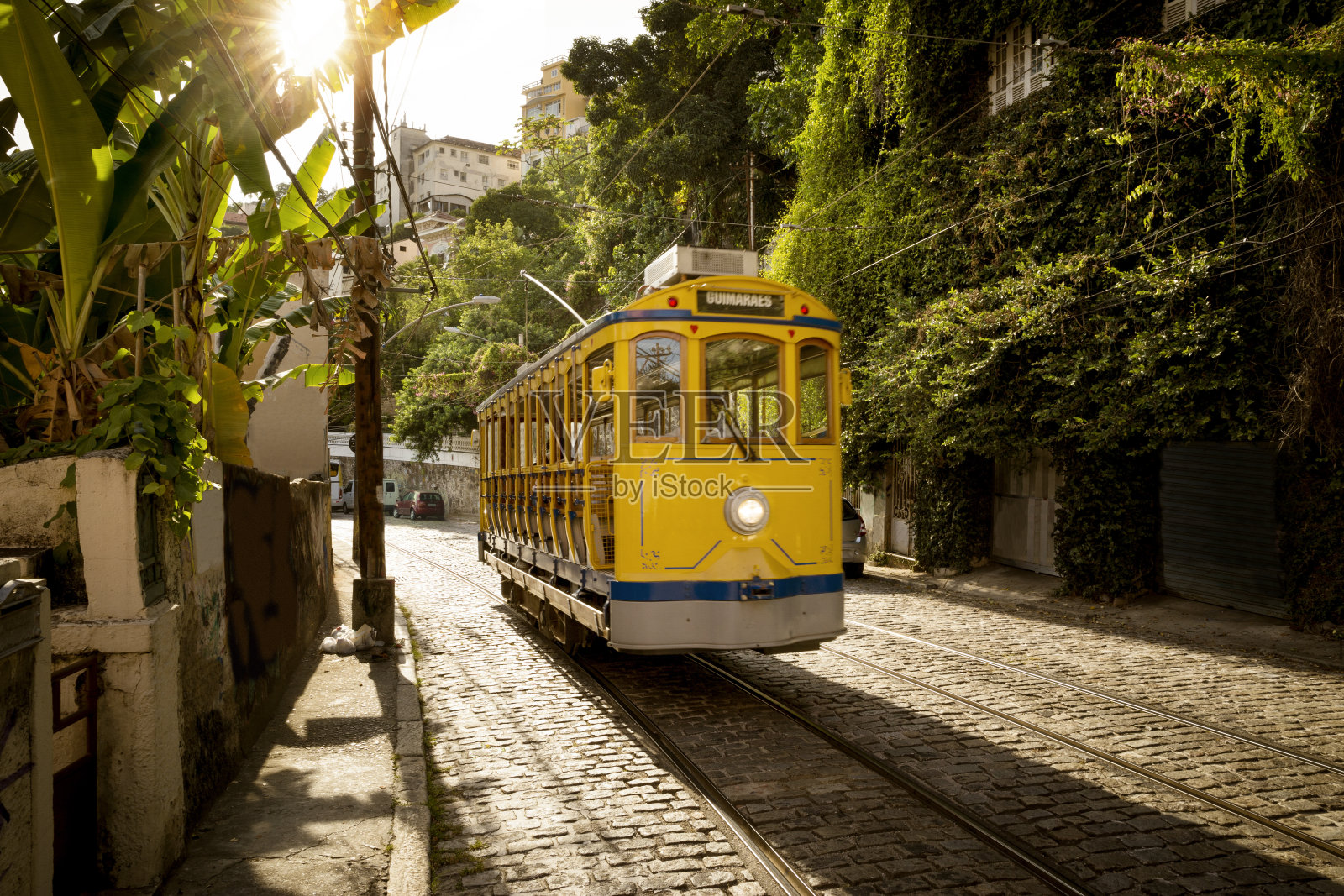 巴西里约热内卢圣特蕾莎区的黄色有轨电车照片摄影图片