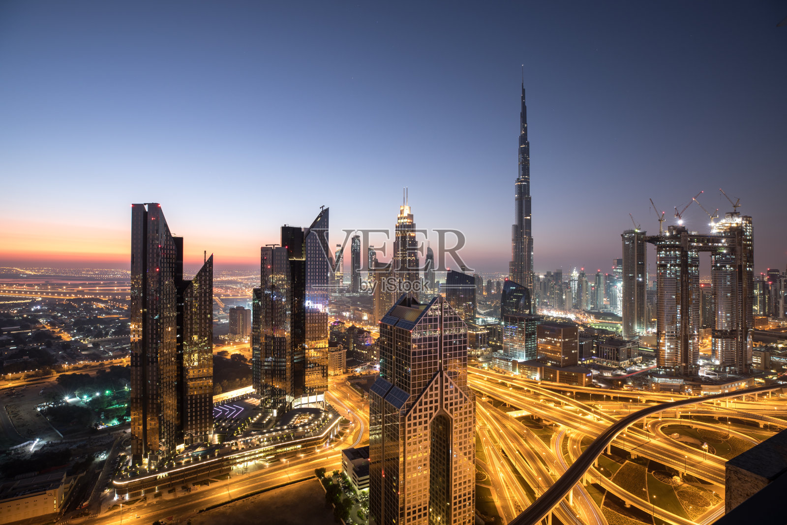 迪拜市中心地区的日出颜色。照片摄影图片