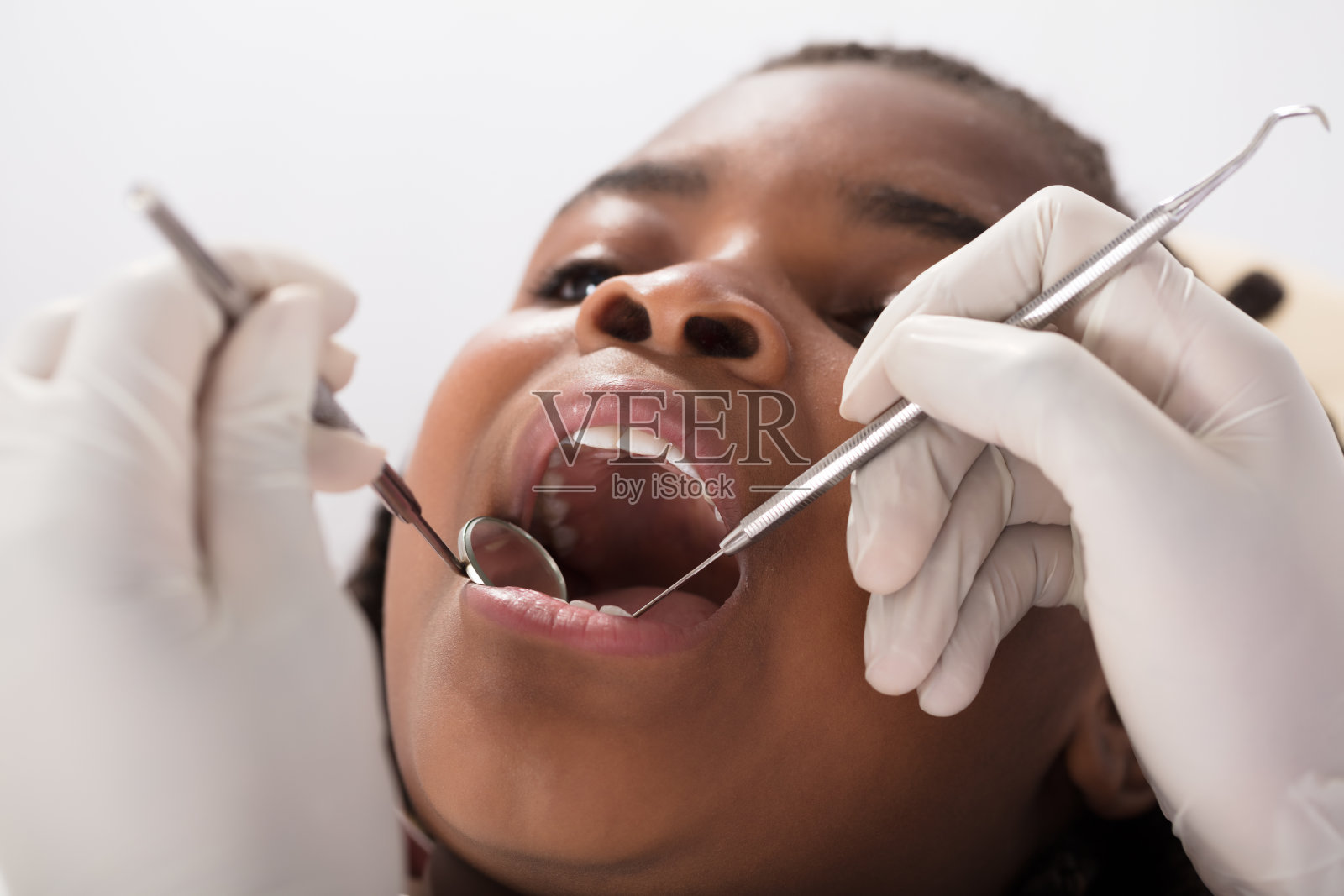 《看牙医的非洲女孩照片摄影图片