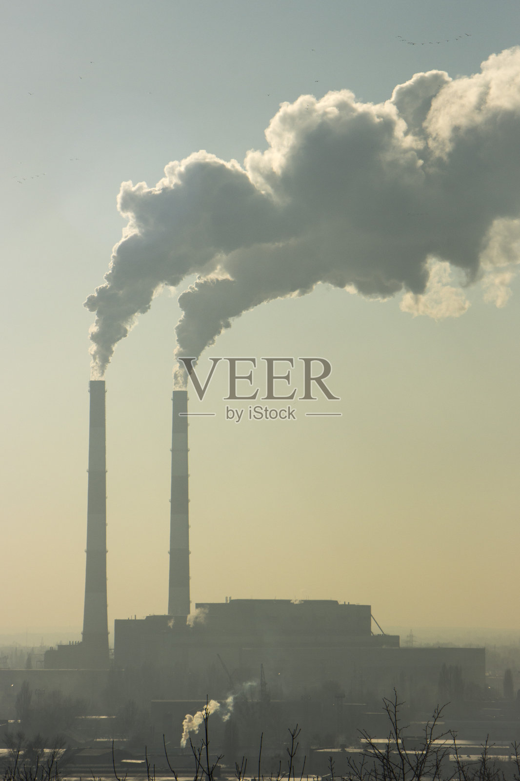 工业烟囱冒出的烟映衬着蓝天。污染。照片摄影图片