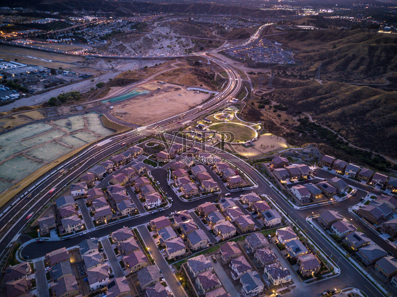加州郊区“集群”发展的黄昏景象照片摄影图片