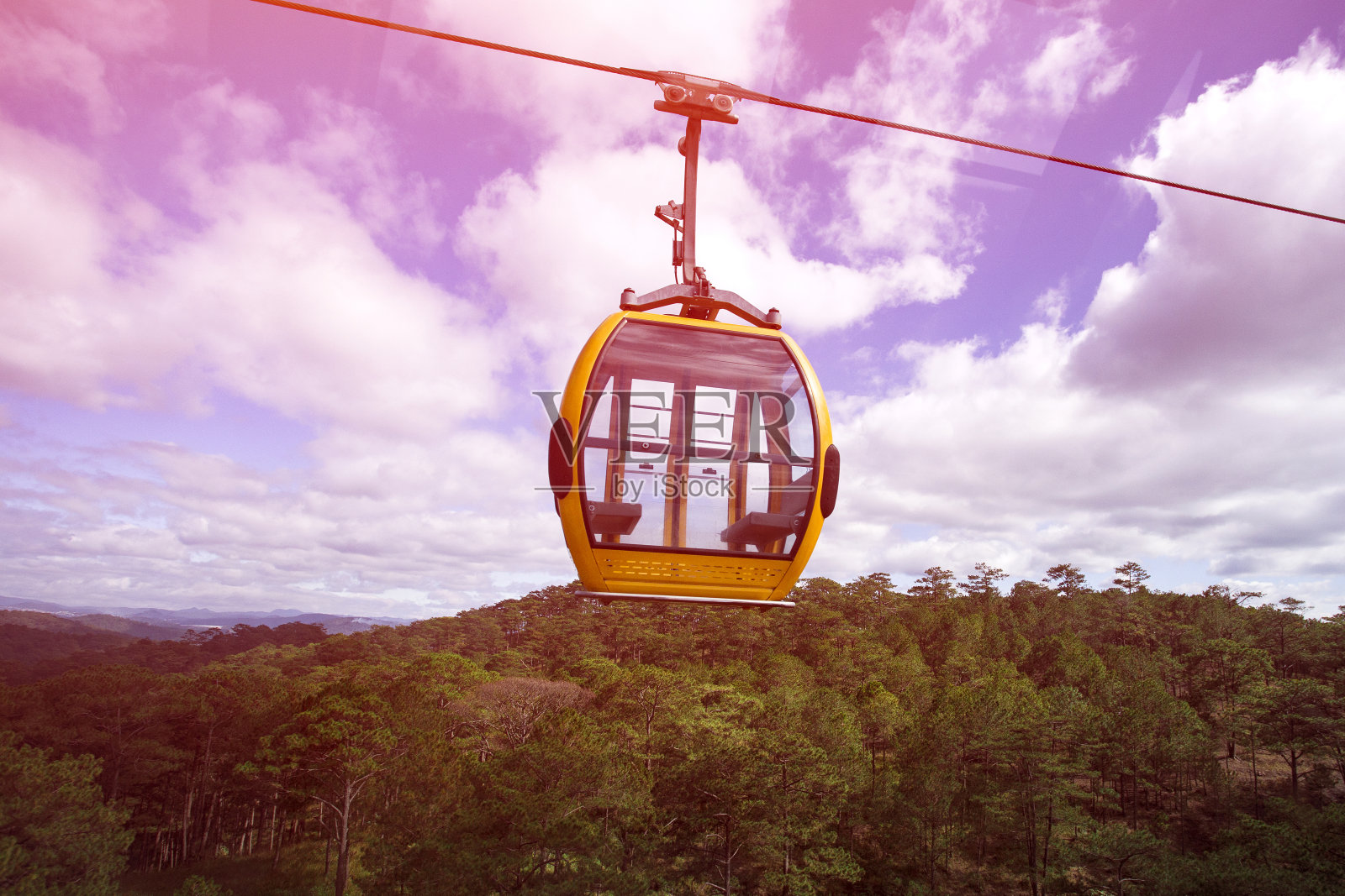 风景缆车，五颜六色的出租车在山与绿色的森林和蓝色多云的天空的背景照片摄影图片