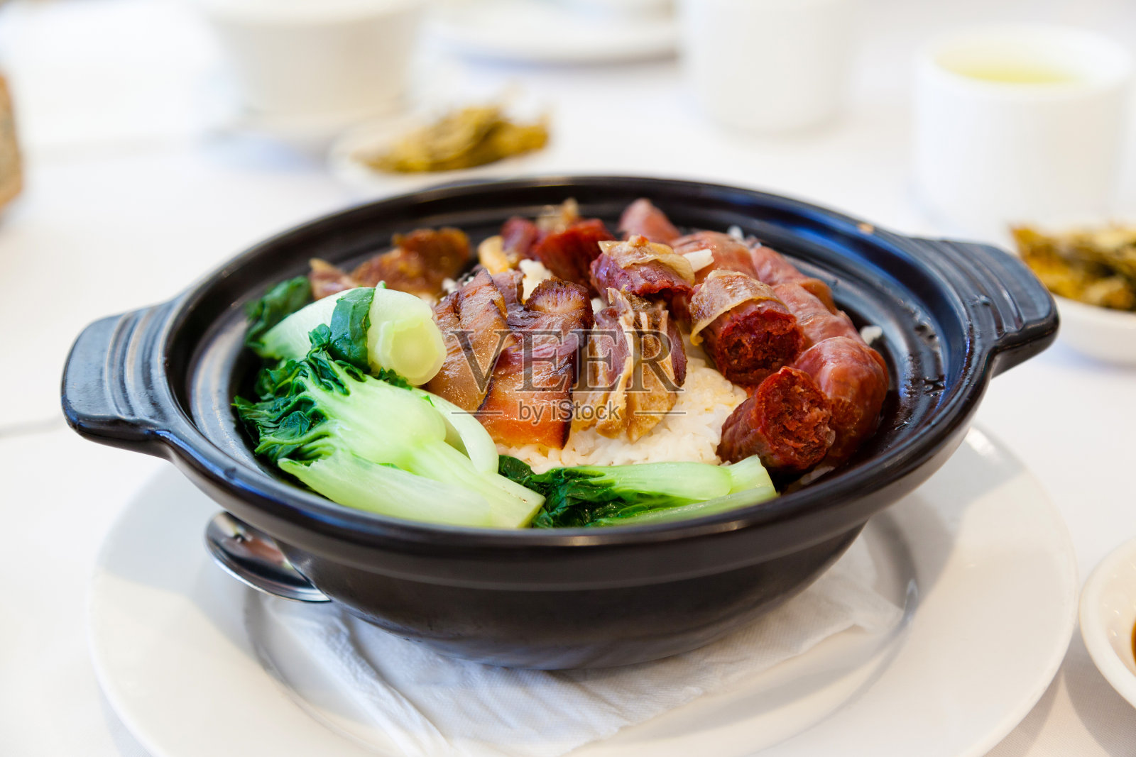 中国蒸猪肉香肠配米煲照片摄影图片