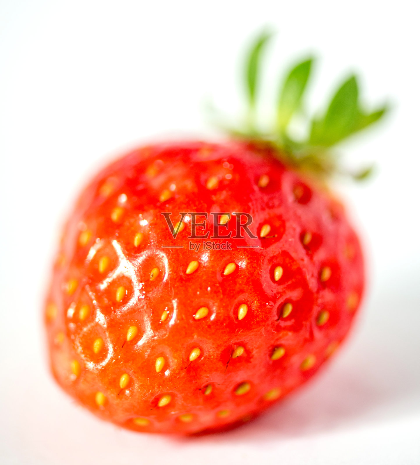 白色背景下孤立的草莓照片摄影图片