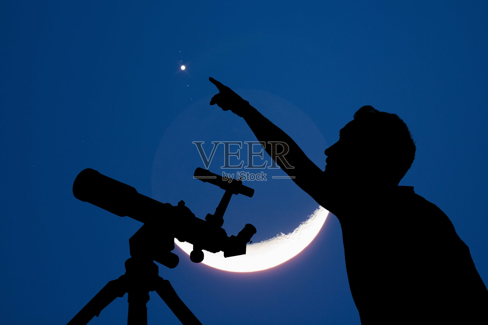 一个人的剪影与望远镜，月亮和星星。我的天文工作。照片摄影图片