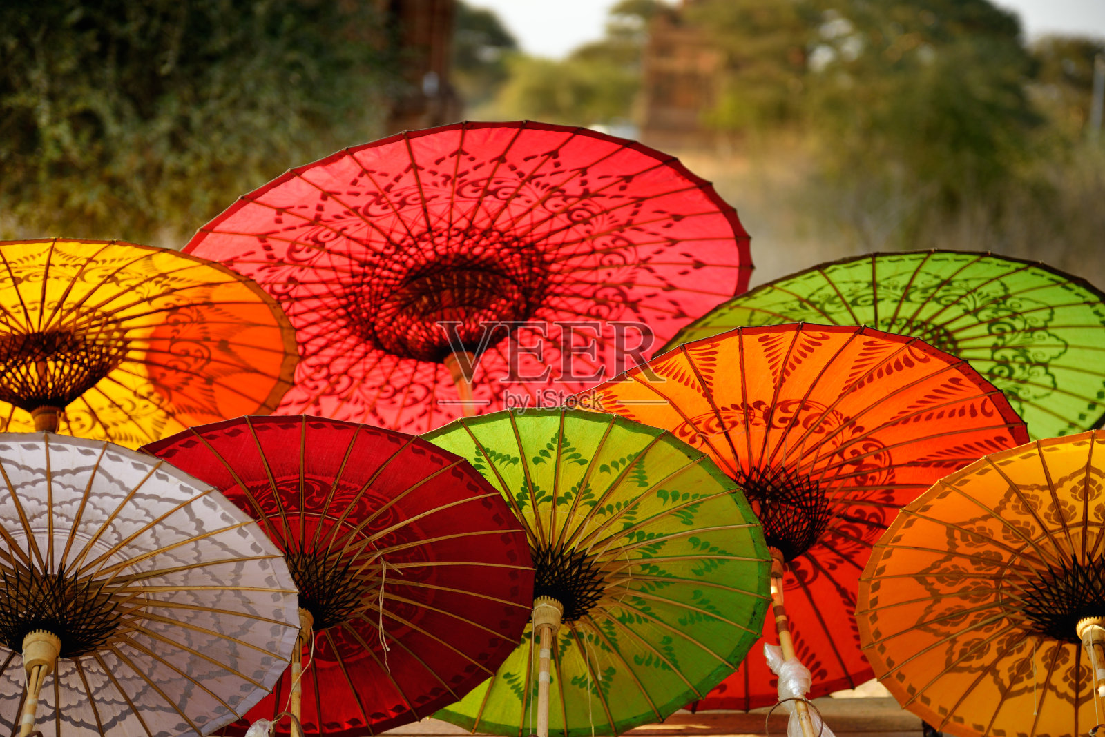 寺庙门前出售五颜六色的缅甸伞照片摄影图片