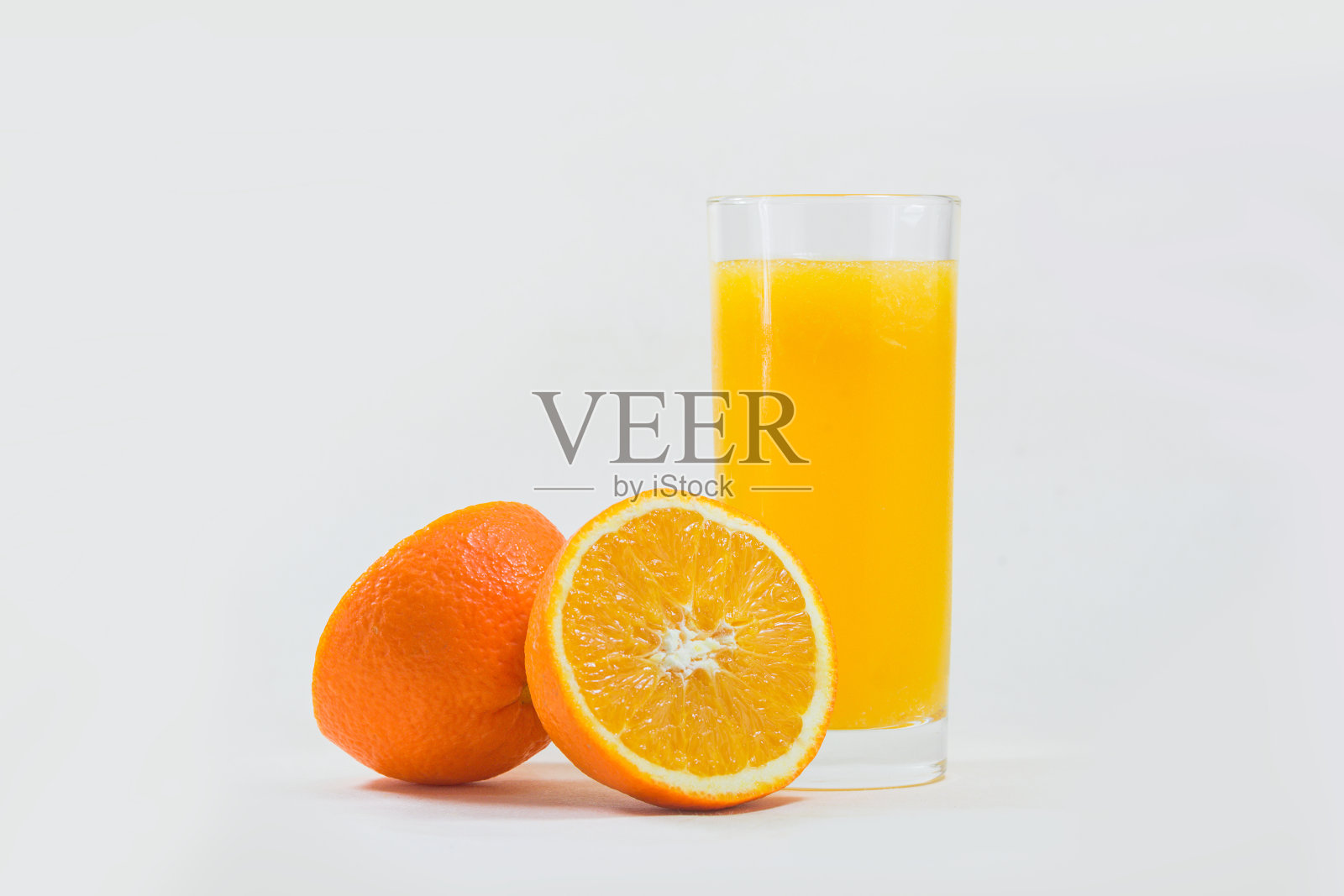 一杯橙汁和切割的橙子孤立在白色的背景照片摄影图片