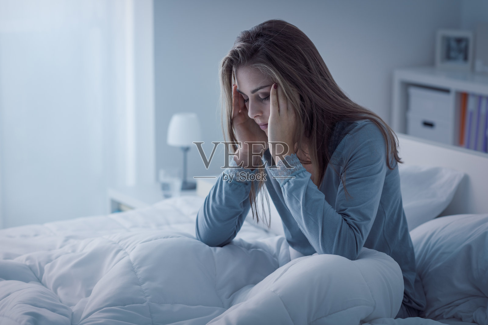 抑郁的女人在夜里醒来照片摄影图片