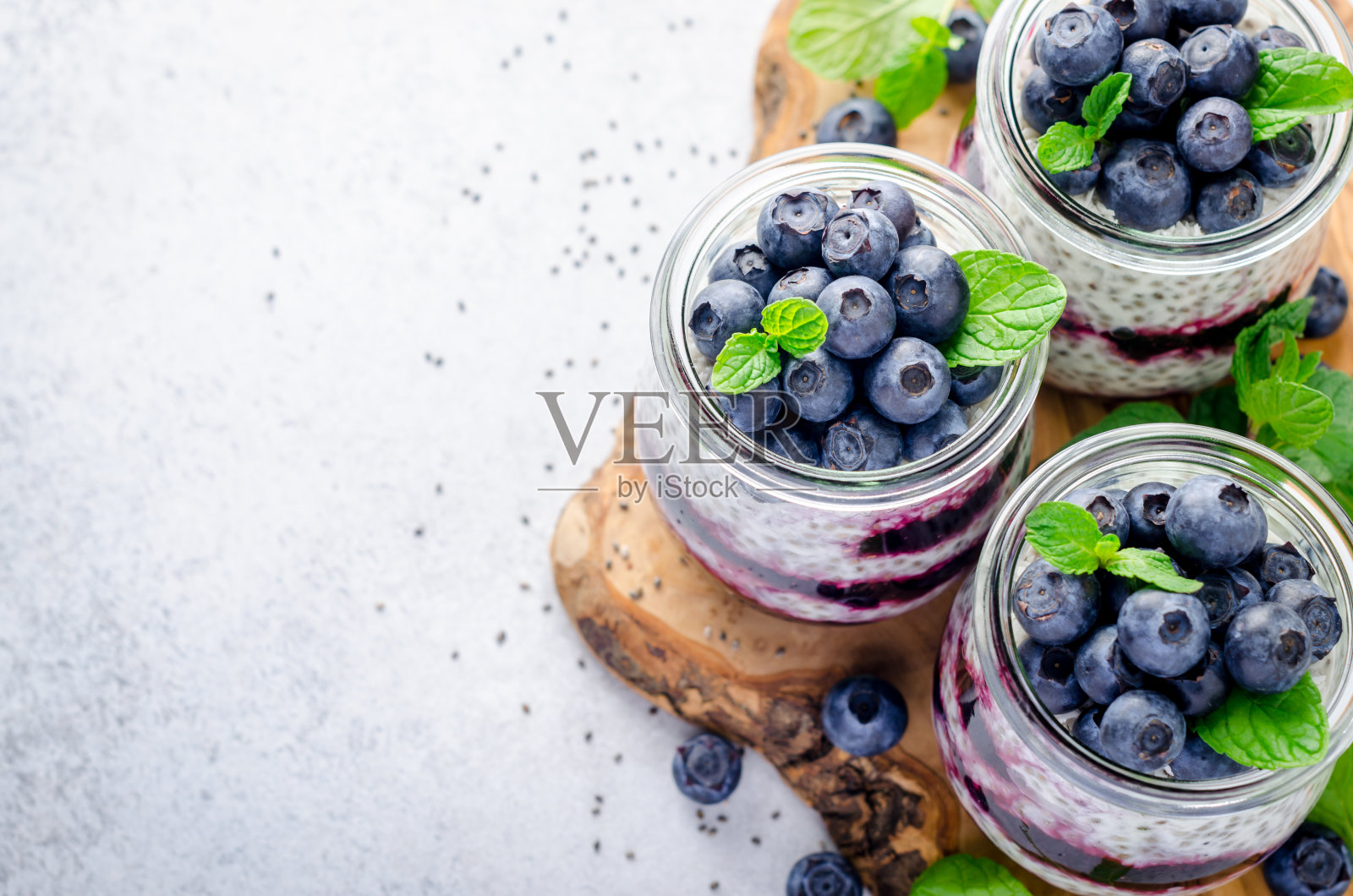 加蓝莓、薄荷叶和果酱的奇亚布丁照片摄影图片