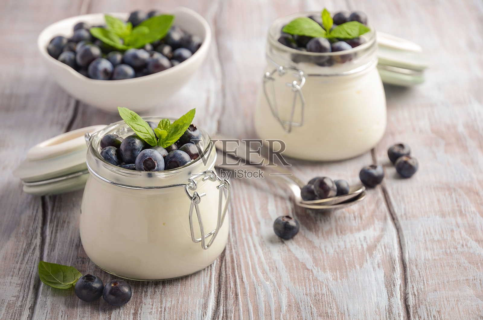 自制天然酸奶加蓝莓和薄荷。照片摄影图片