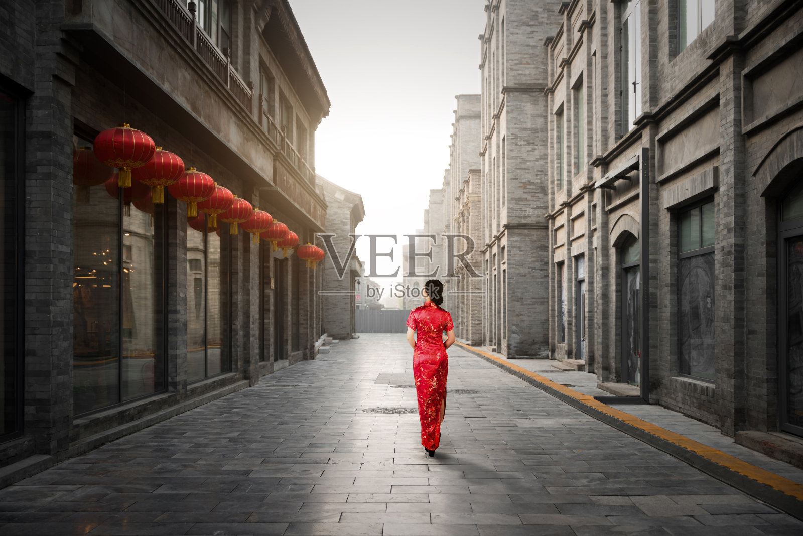 中国北京胡同里穿着传统中国服装的亚洲年轻女子。照片摄影图片