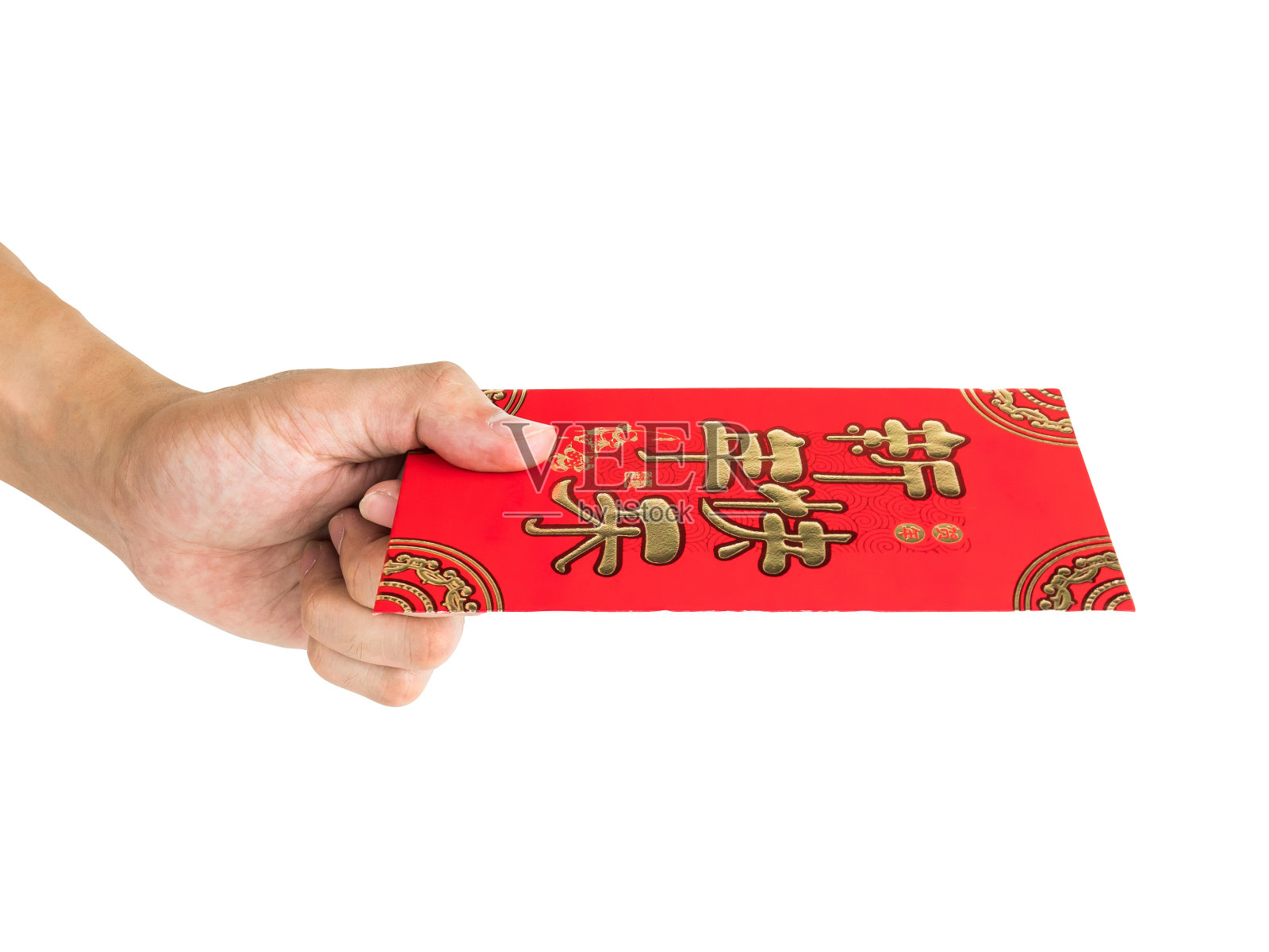 男人的手与红包孤立在白色背景为中国新年礼物。信封上的中文文字寓意春节快乐。照片摄影图片