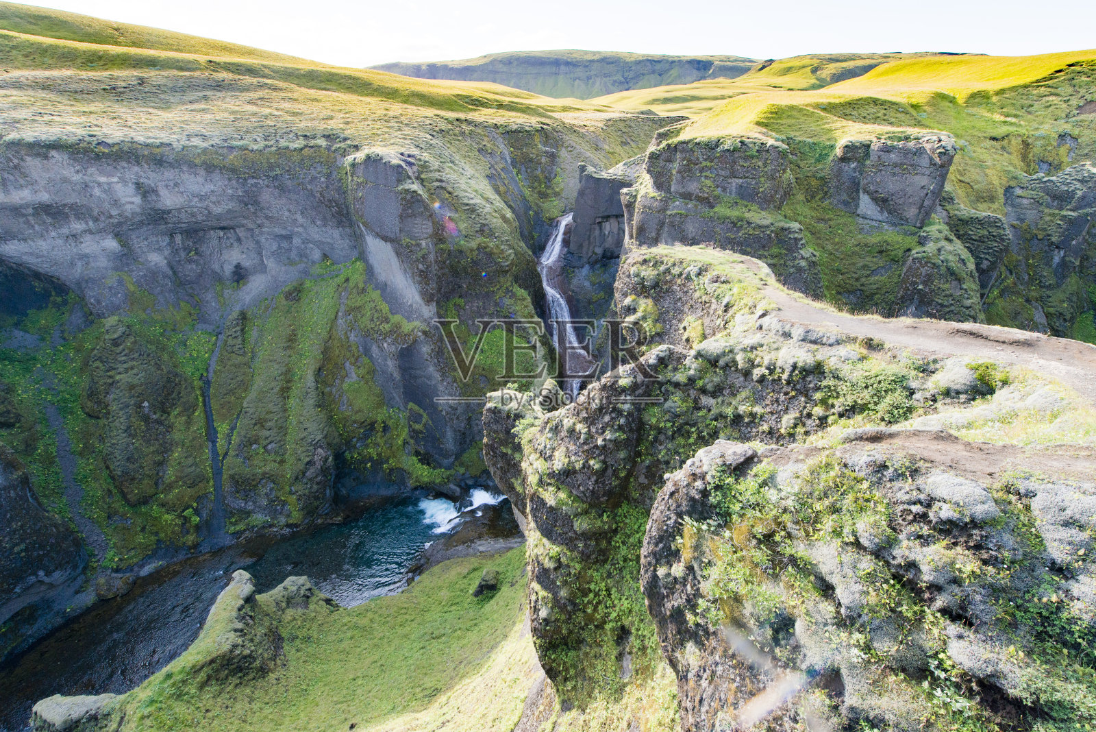 Fjaðrárgljúfur冰岛的峡谷照片摄影图片