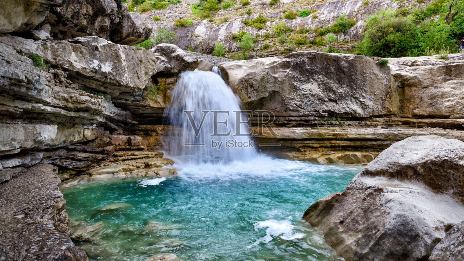 美丽的瀑布在峡谷与蓝色的水照片摄影图片