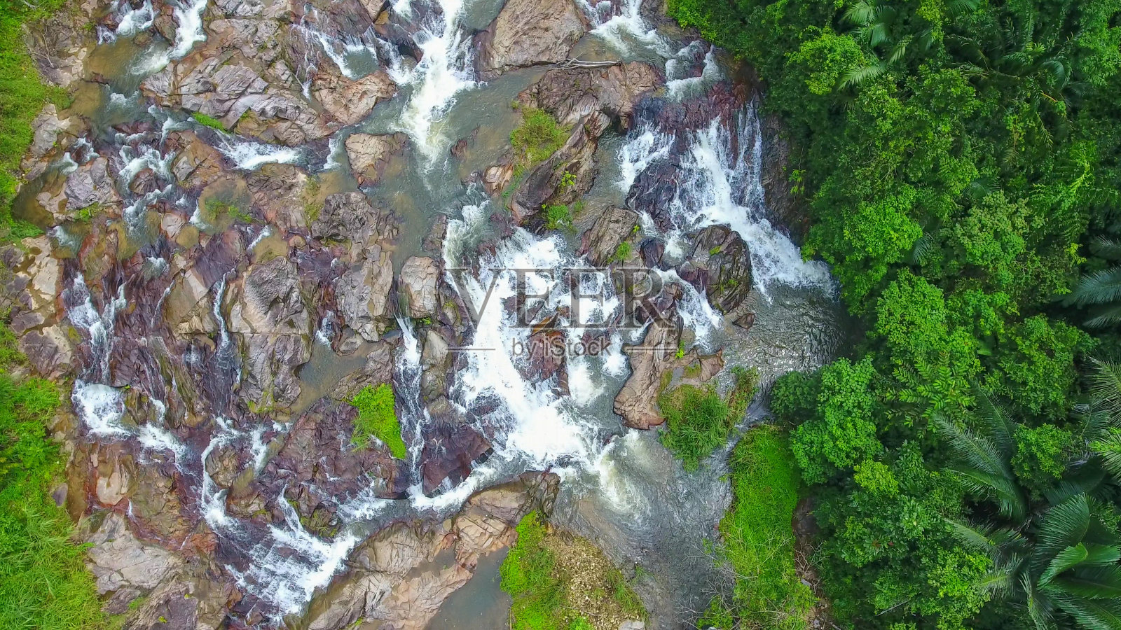航拍泰国南部的热带森林和瀑布照片摄影图片