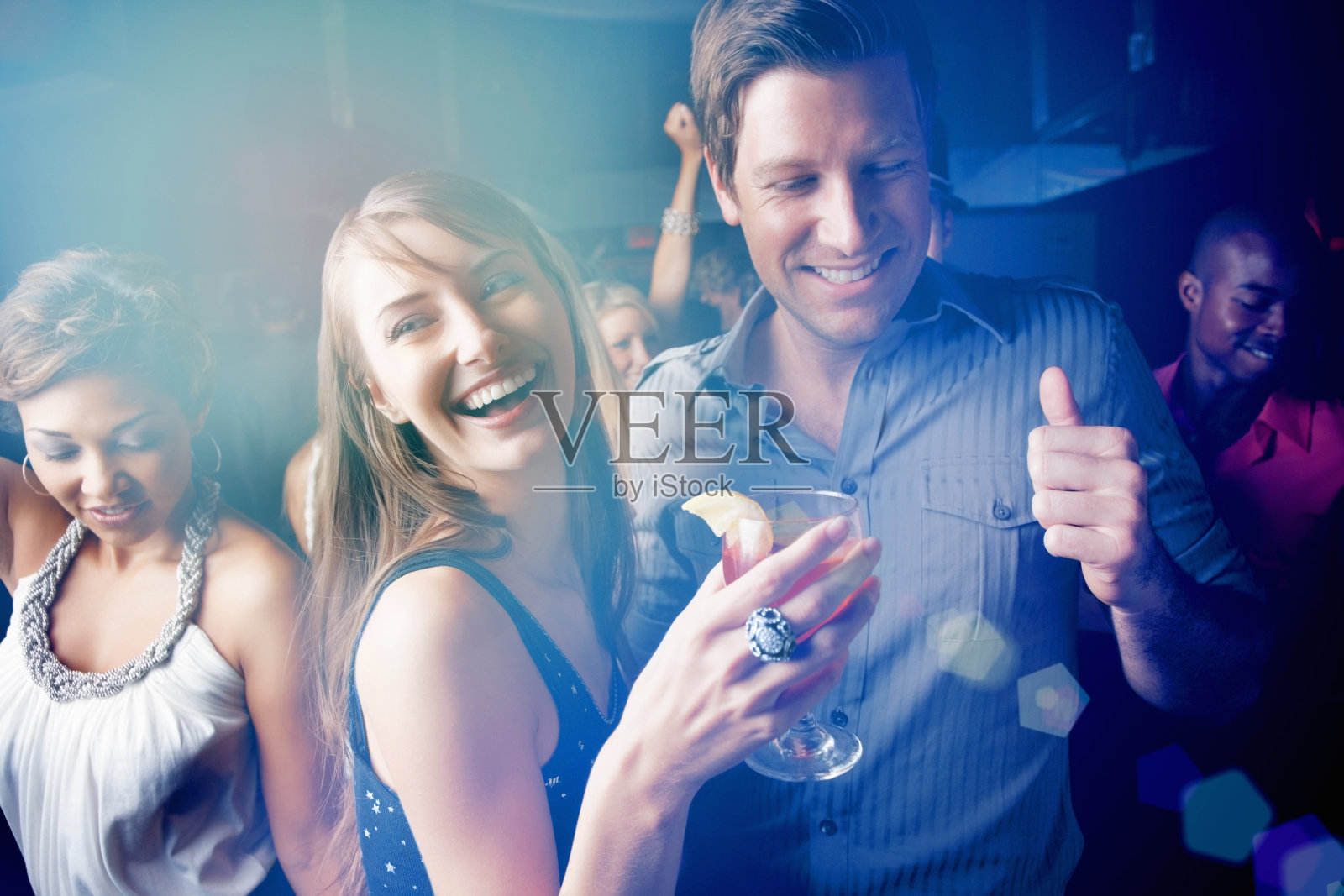 年轻的男孩和女孩跳舞享受酒吧照片摄影图片