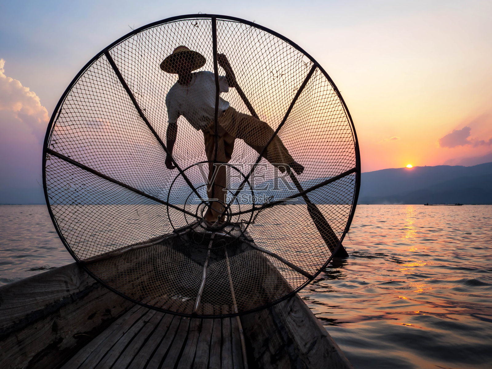 缅甸掸邦茵莱湖日落时的渔民照片摄影图片