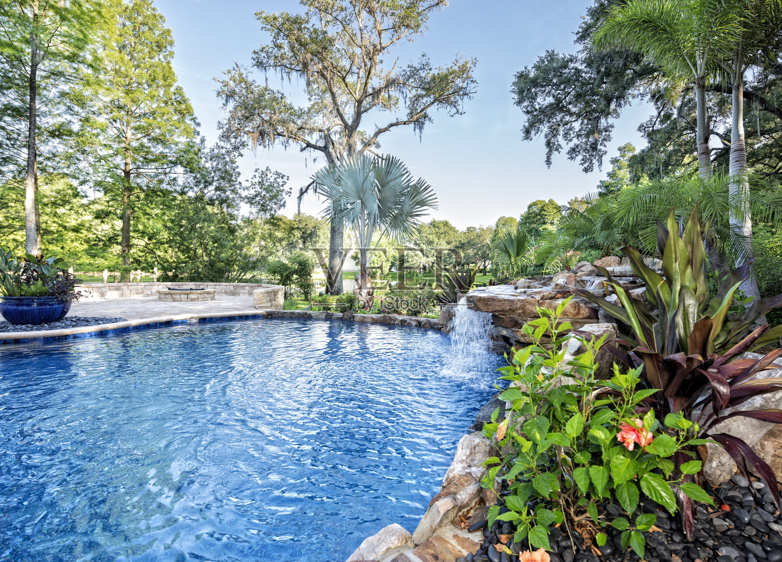 美丽的景观游泳池在Estate Home照片摄影图片