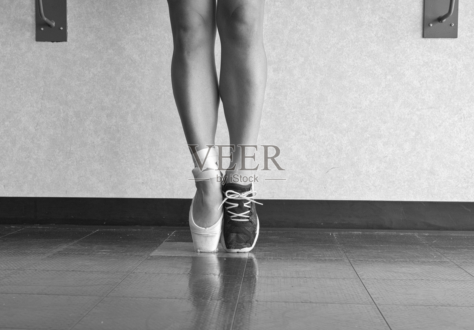黑白版本的两面芭蕾舞者照片摄影图片