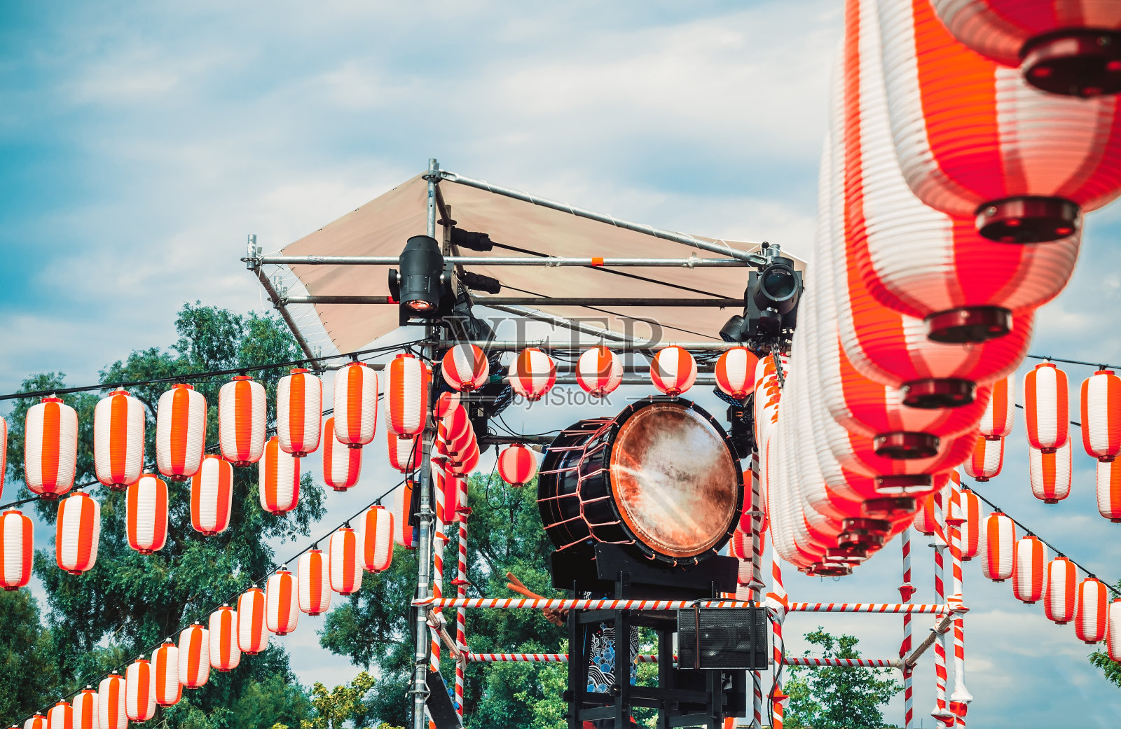 日本鼓太古在八黑的舞台上。纸红白灯笼乔钦风景为节日的盂兰盆照片摄影图片