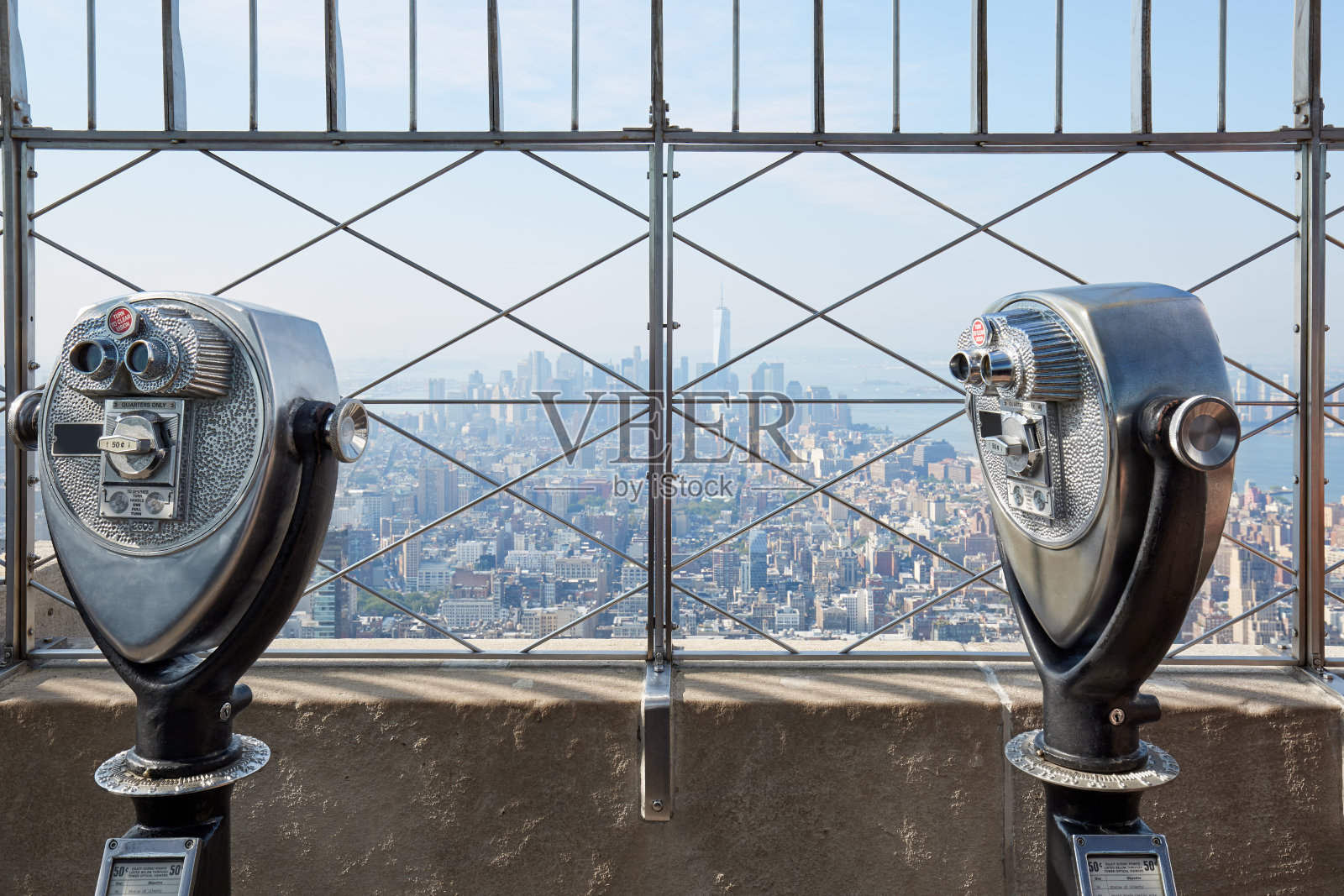 在纽约一个阳光明媚的日子里，帝国大厦的观景台上有两架望远镜照片摄影图片