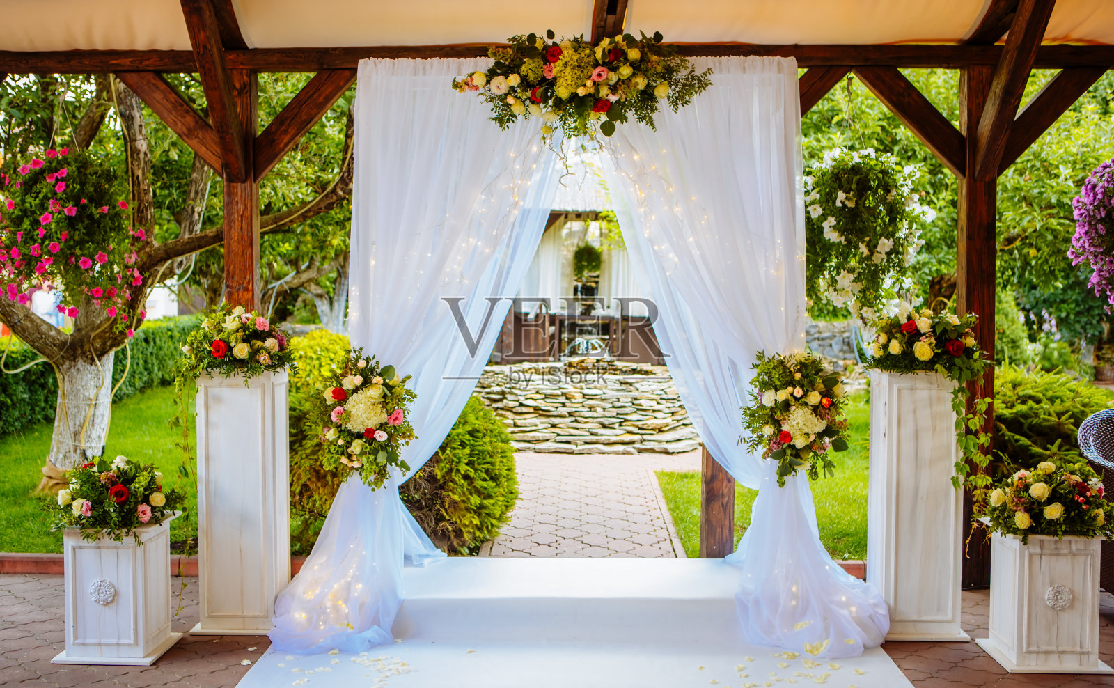 美丽的婚礼拱门，为婚礼仪式在花园里在阳光明媚的天气。照片摄影图片