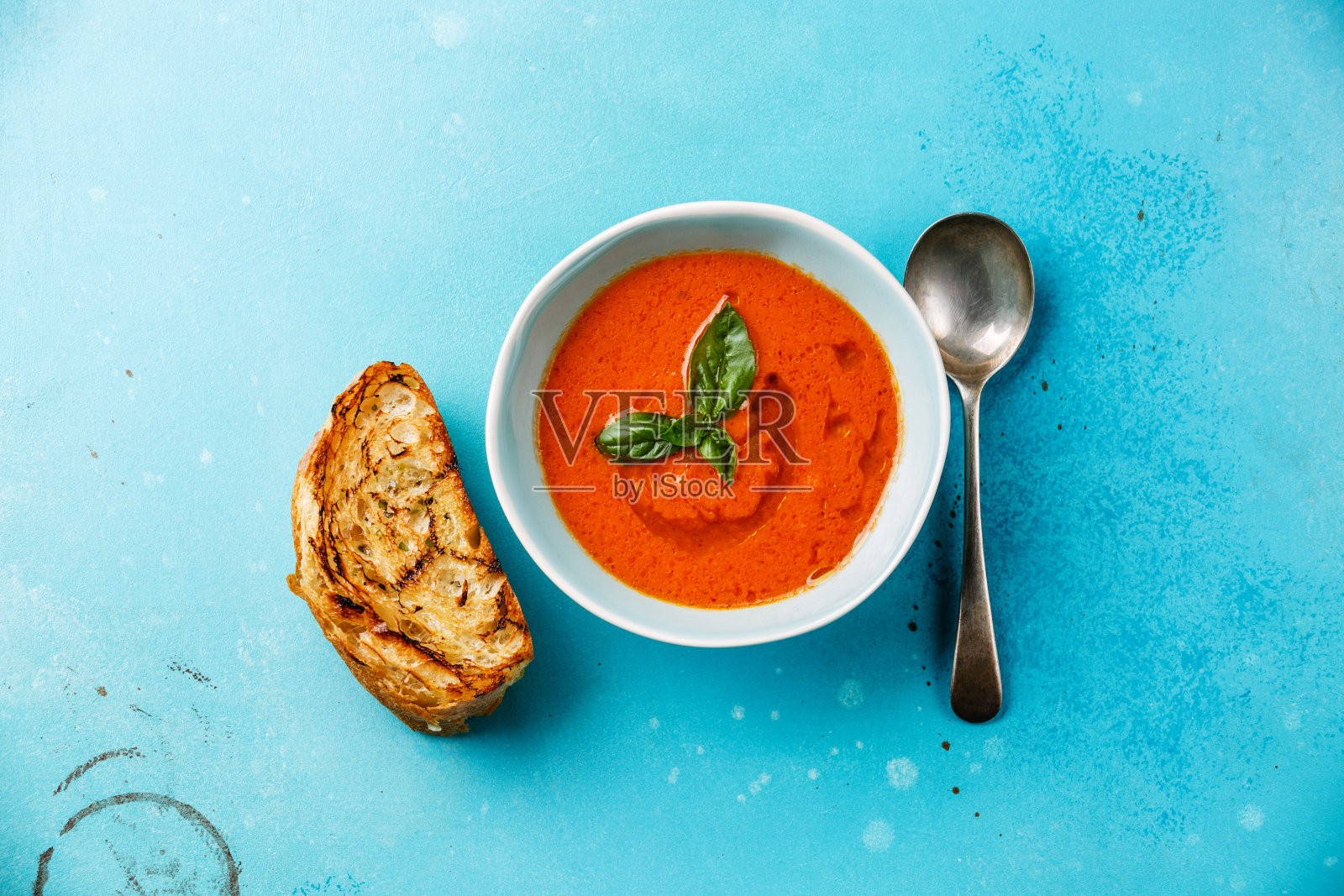 西红柿汤和面包照片摄影图片