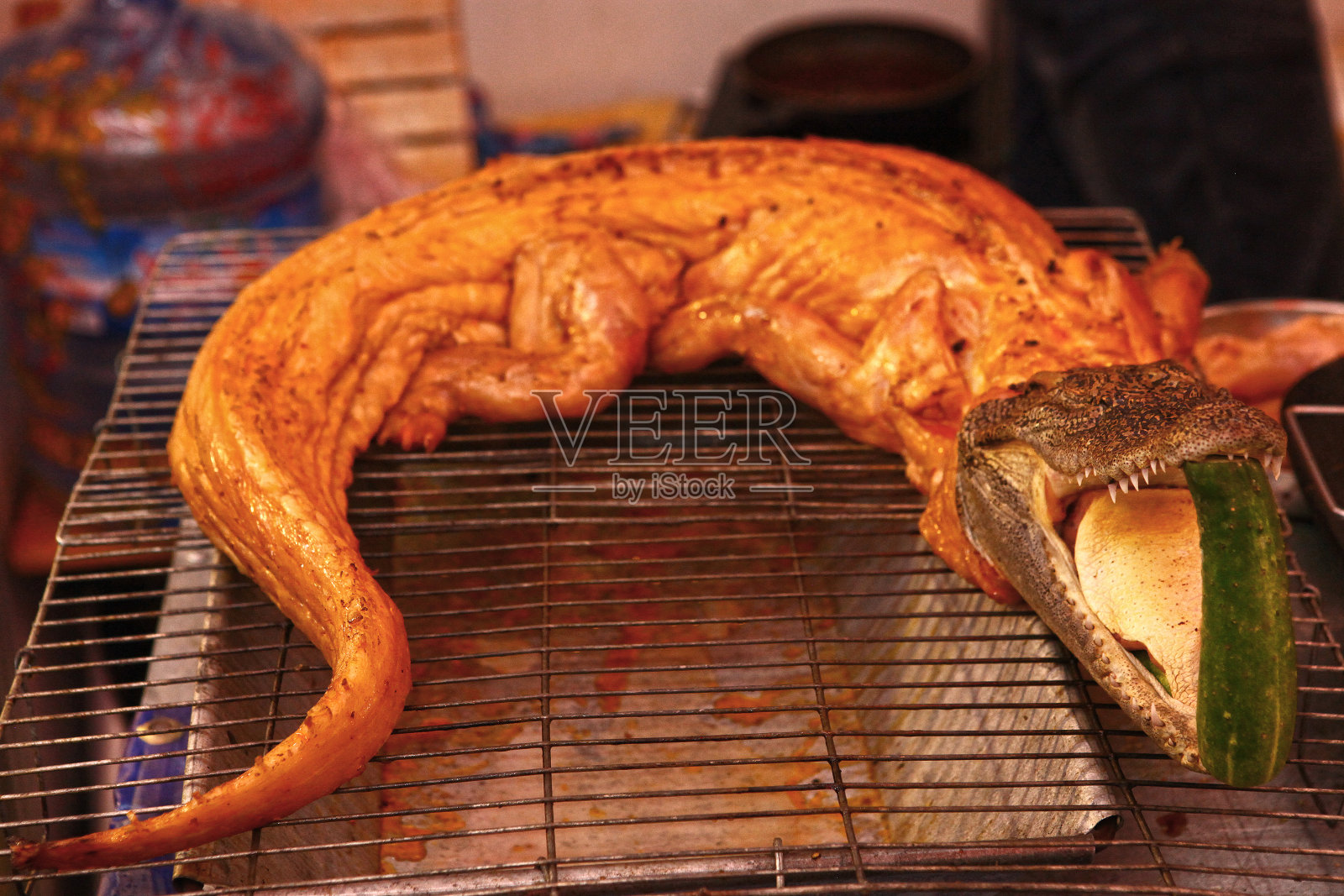 在市场美食广场烧烤烤鳄鱼照片摄影图片