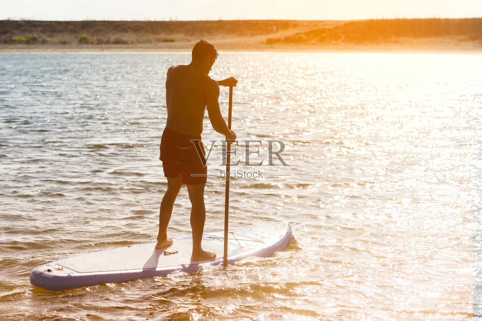 男子站立式桨板照片摄影图片