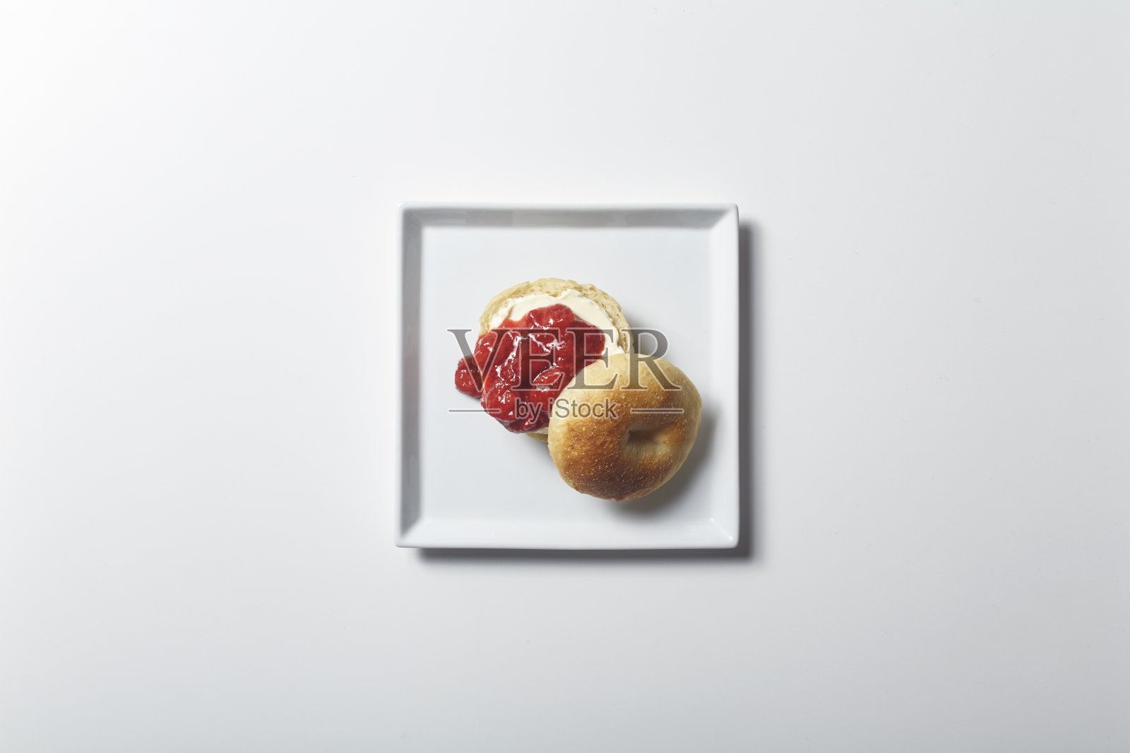 草莓酱百吉饼照片摄影图片