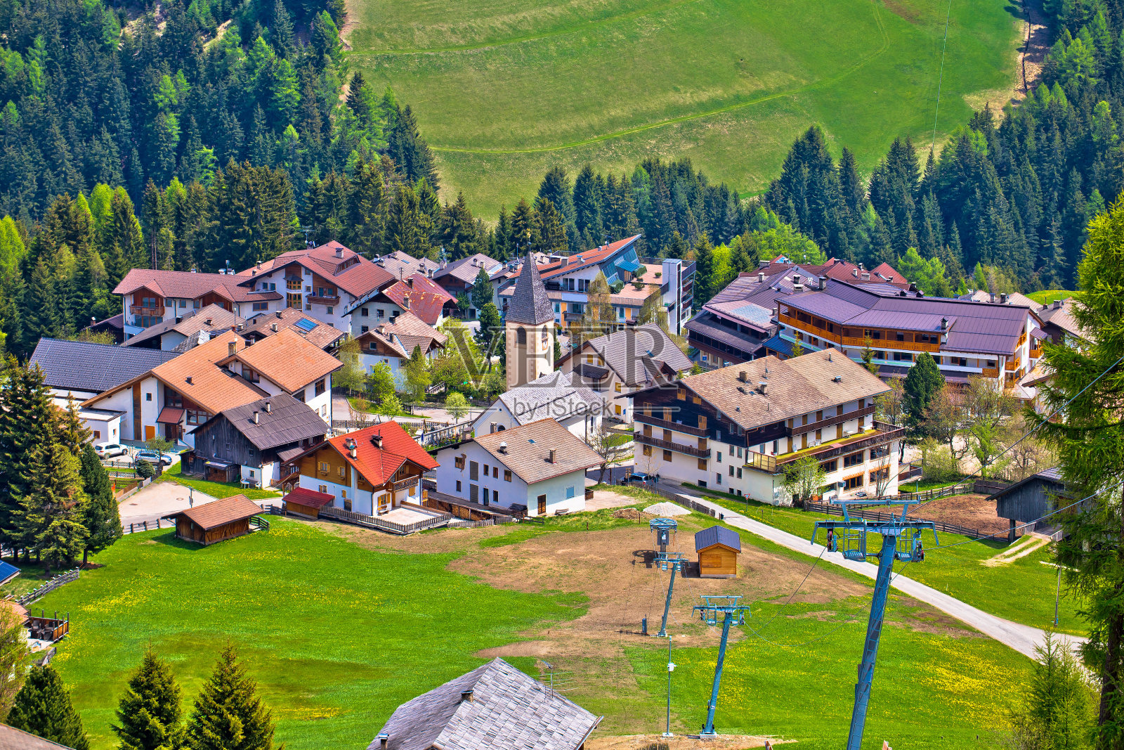 意大利阿尔卑斯山南蒂洛尔瓦尔巴迪亚的阿尔卑斯村庄安特莫亚照片摄影图片