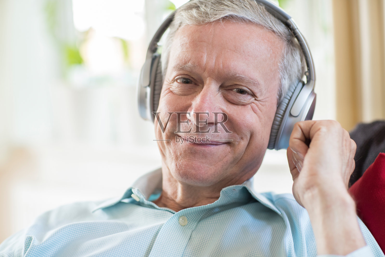 用无线耳机听音乐的老人照片摄影图片