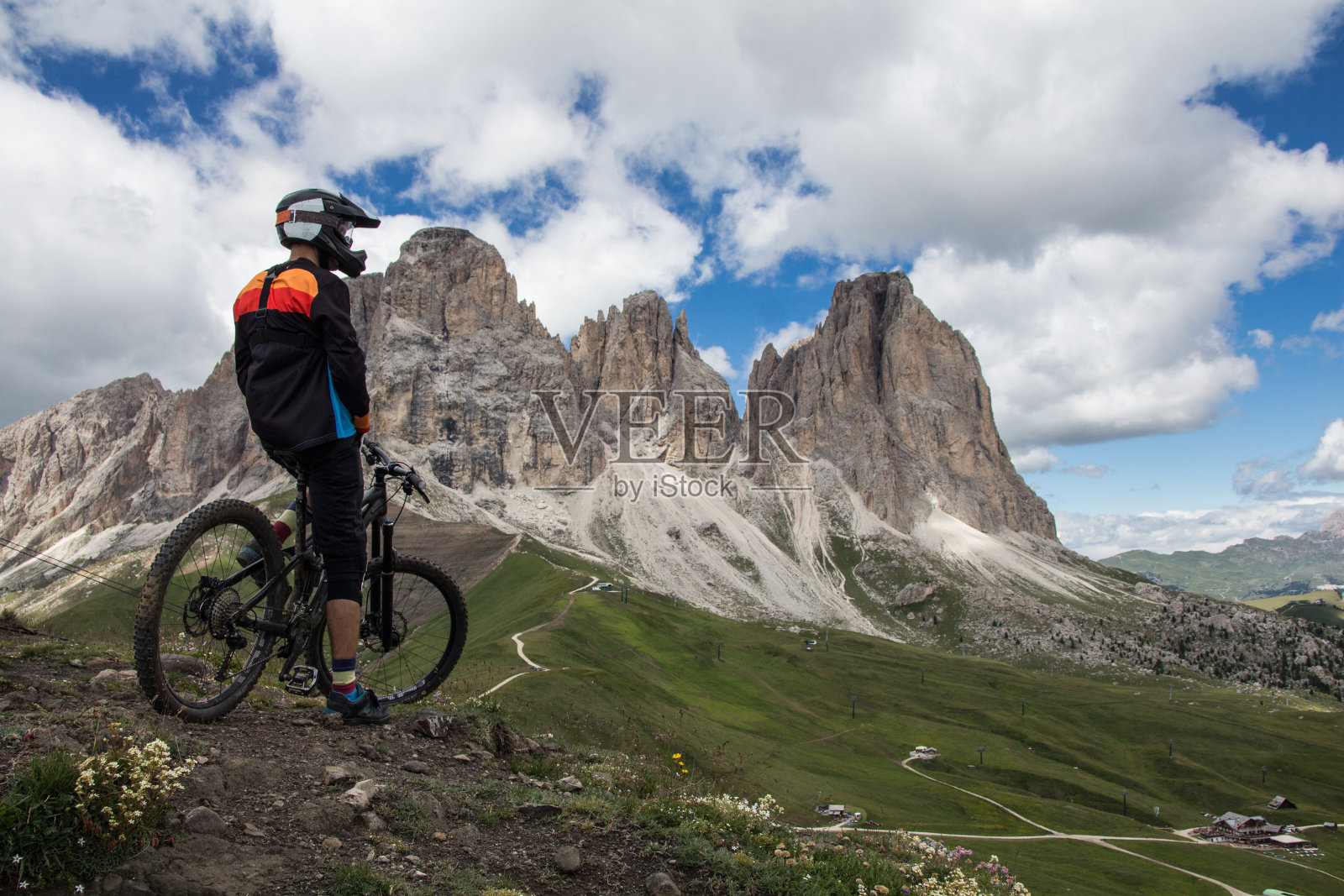 在意大利多洛米特观看山地景观的登山爱好者照片摄影图片