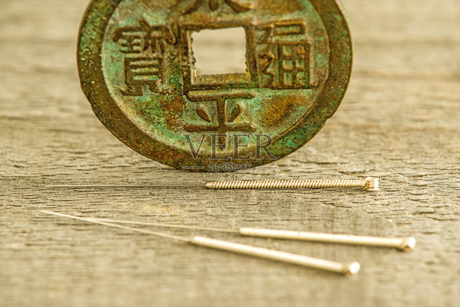 中国古代钱币上的针灸针照片摄影图片
