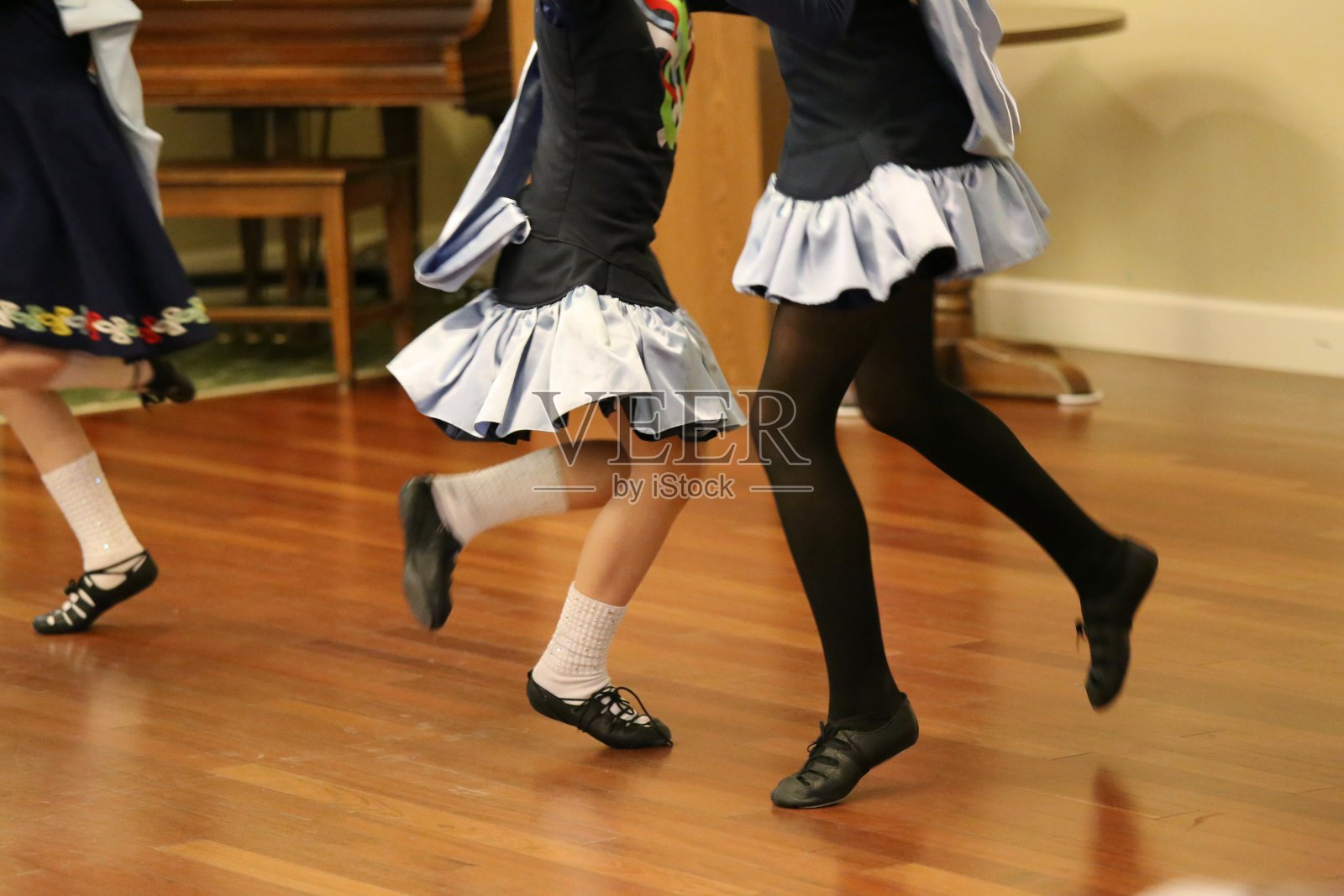 传统爱尔兰快步舞年轻女性舞者的腿照片摄影图片