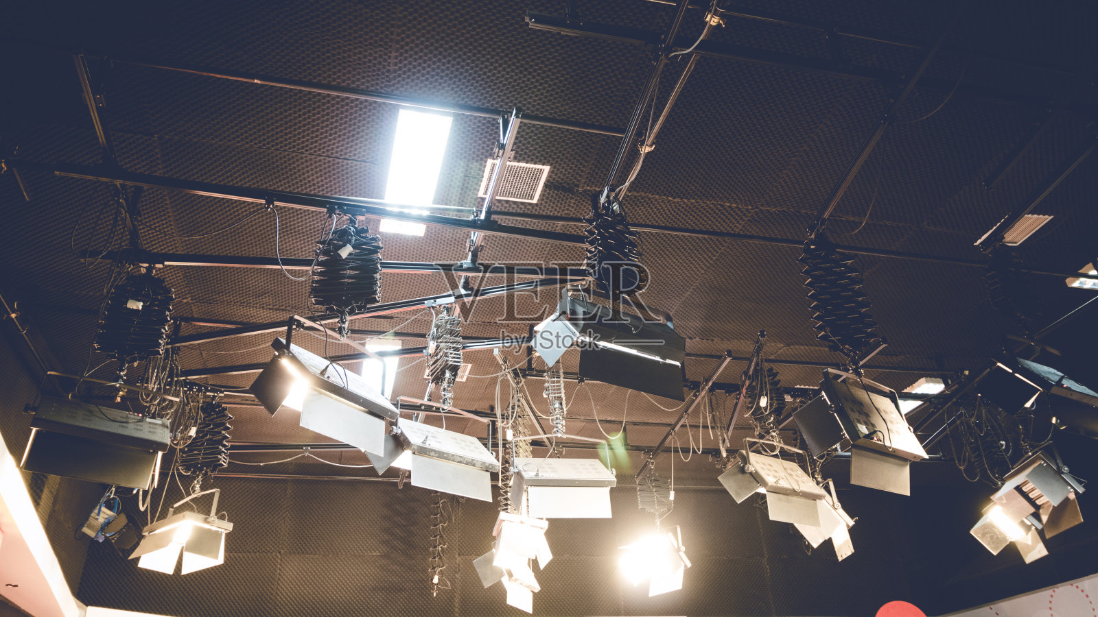 射灯在工作室天花板背景上发光。娱乐舞台上的灯光渐暗。照片摄影图片