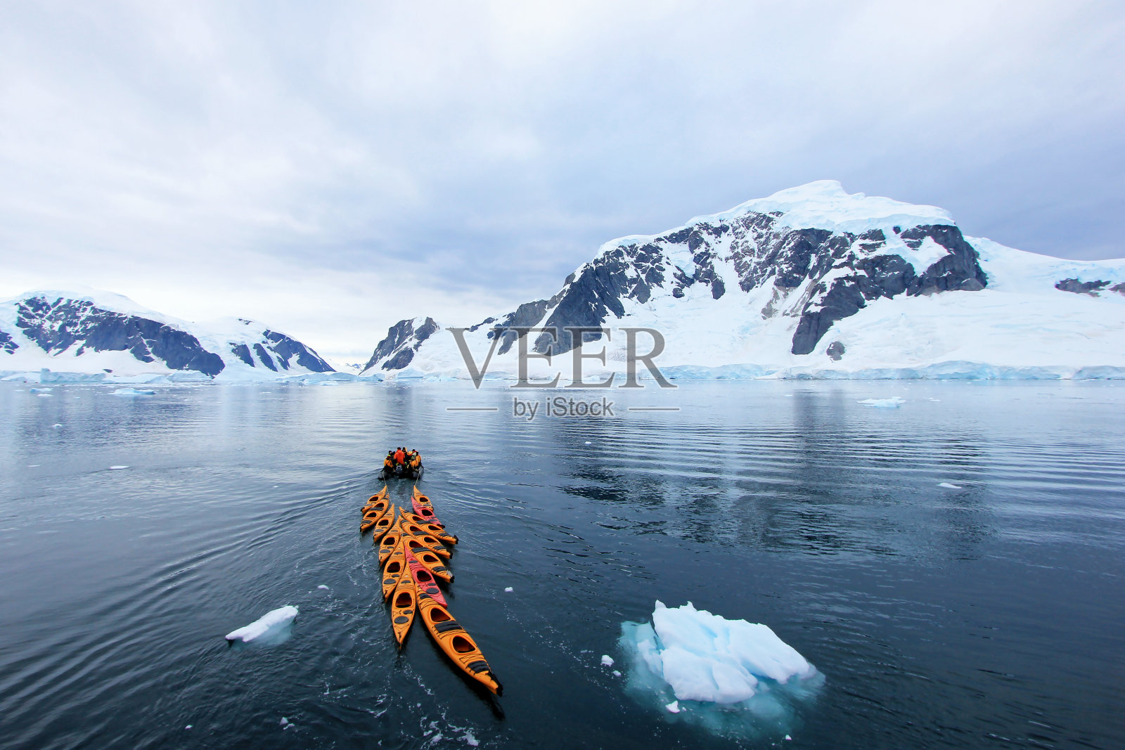 美丽的皮划艇在蓝色的海洋，南极半岛照片摄影图片