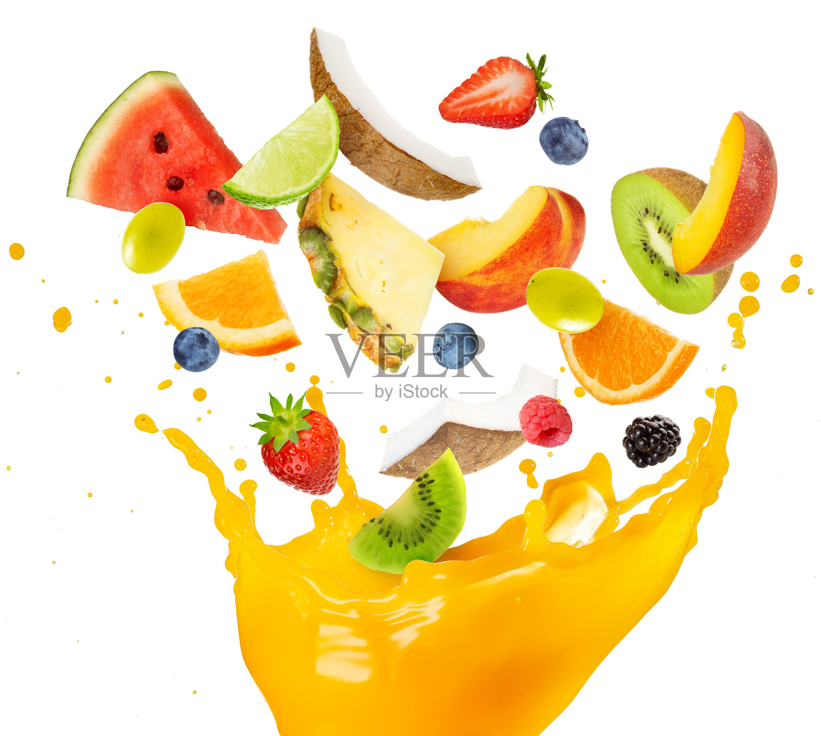 水果沙拉落入溅起的橙汁中照片摄影图片