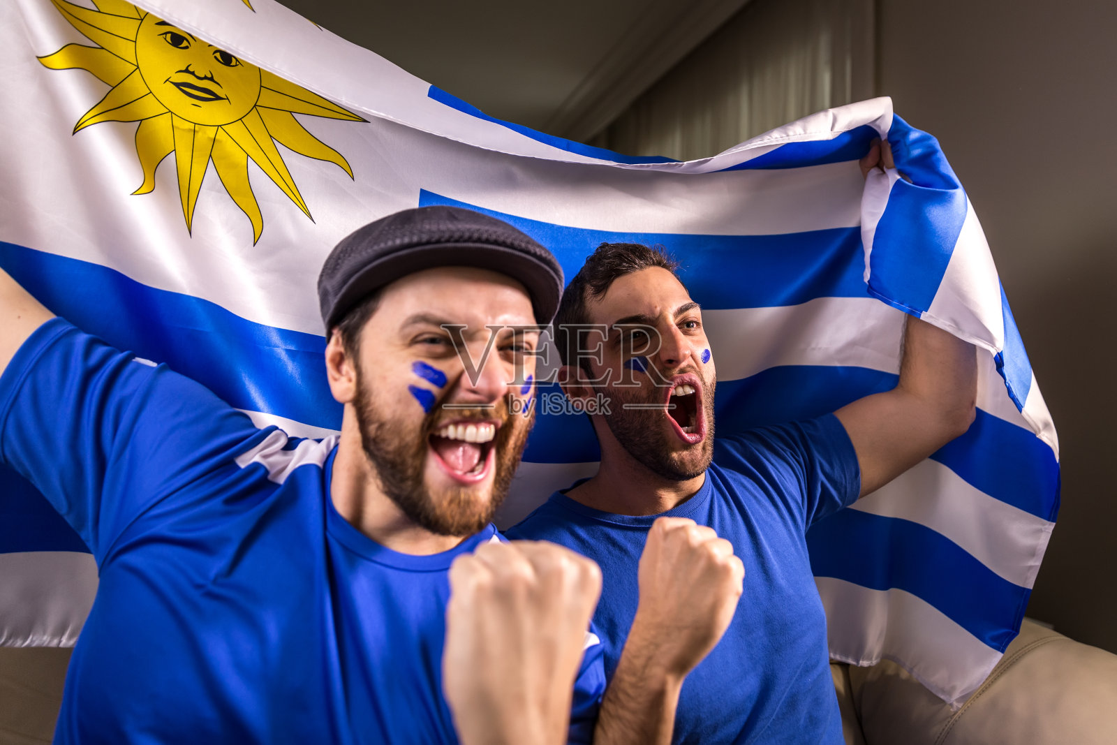 乌拉圭球迷举着国旗照片摄影图片