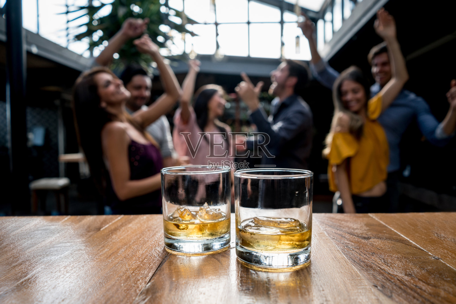一群朋友在酒吧喝酒照片摄影图片
