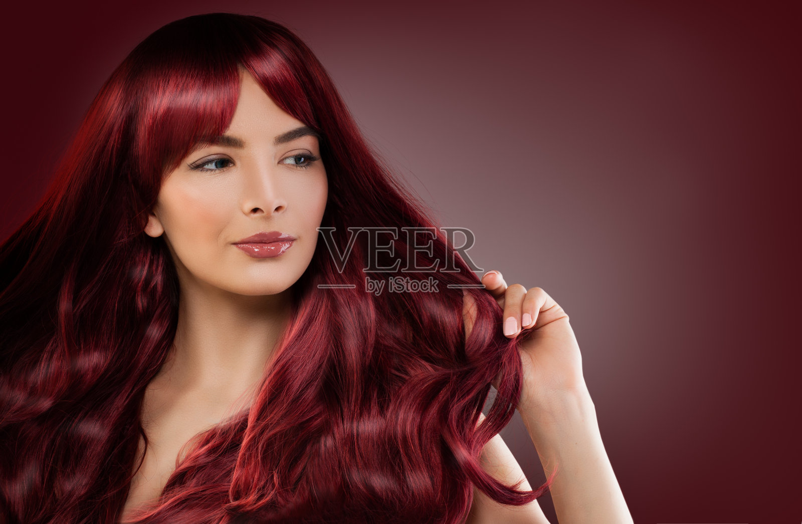 时尚模特女人与红色的发型。Copyspace背景里的红发女孩照片摄影图片
