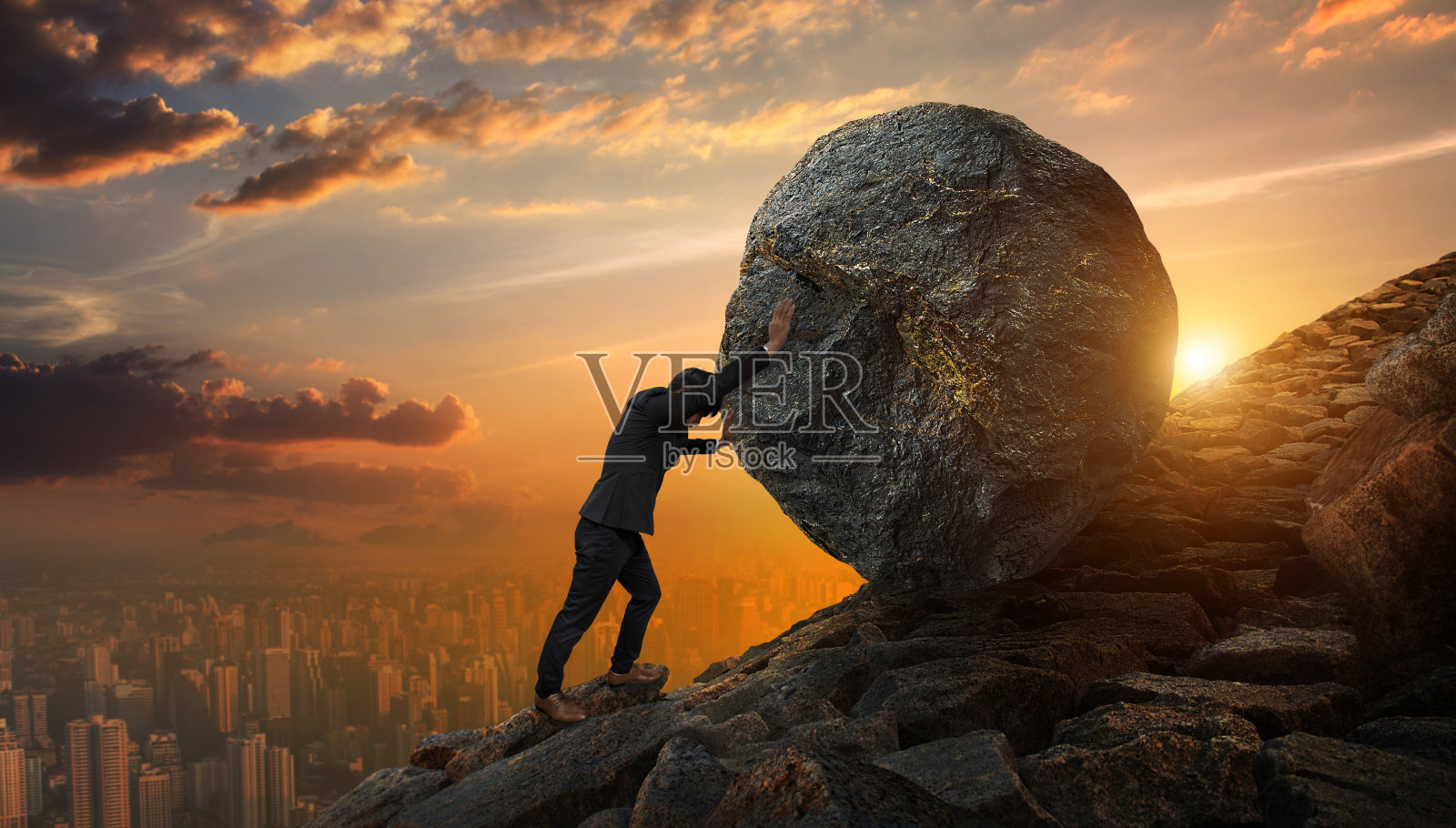 商人把大石头推到山上，商人繁重的任务和问题观念。照片摄影图片