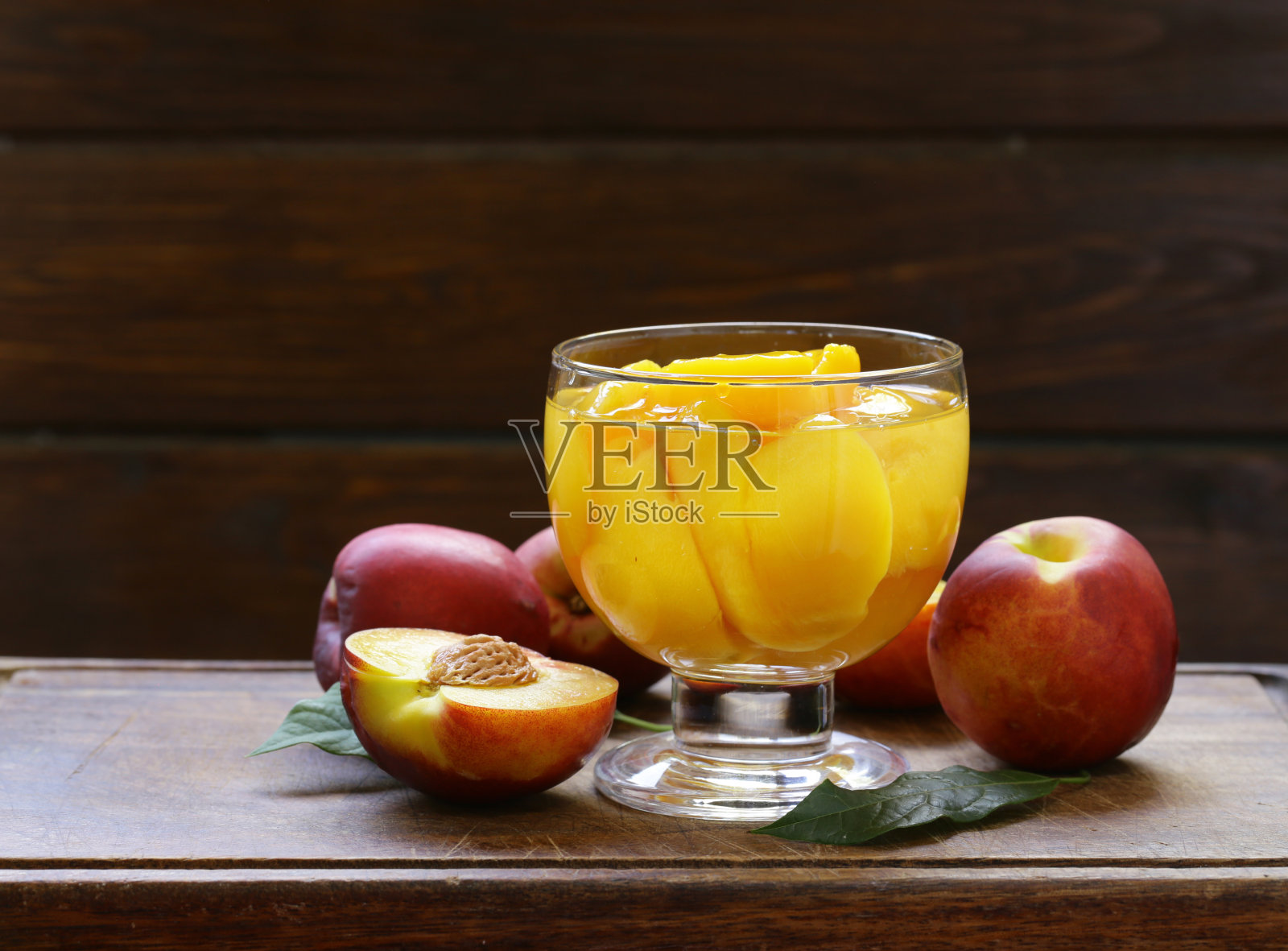 有机水果，成熟甜的罐头桃子照片摄影图片
