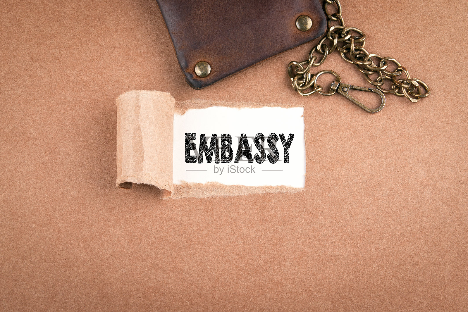 大使馆。撕纸窗上的铭文照片摄影图片